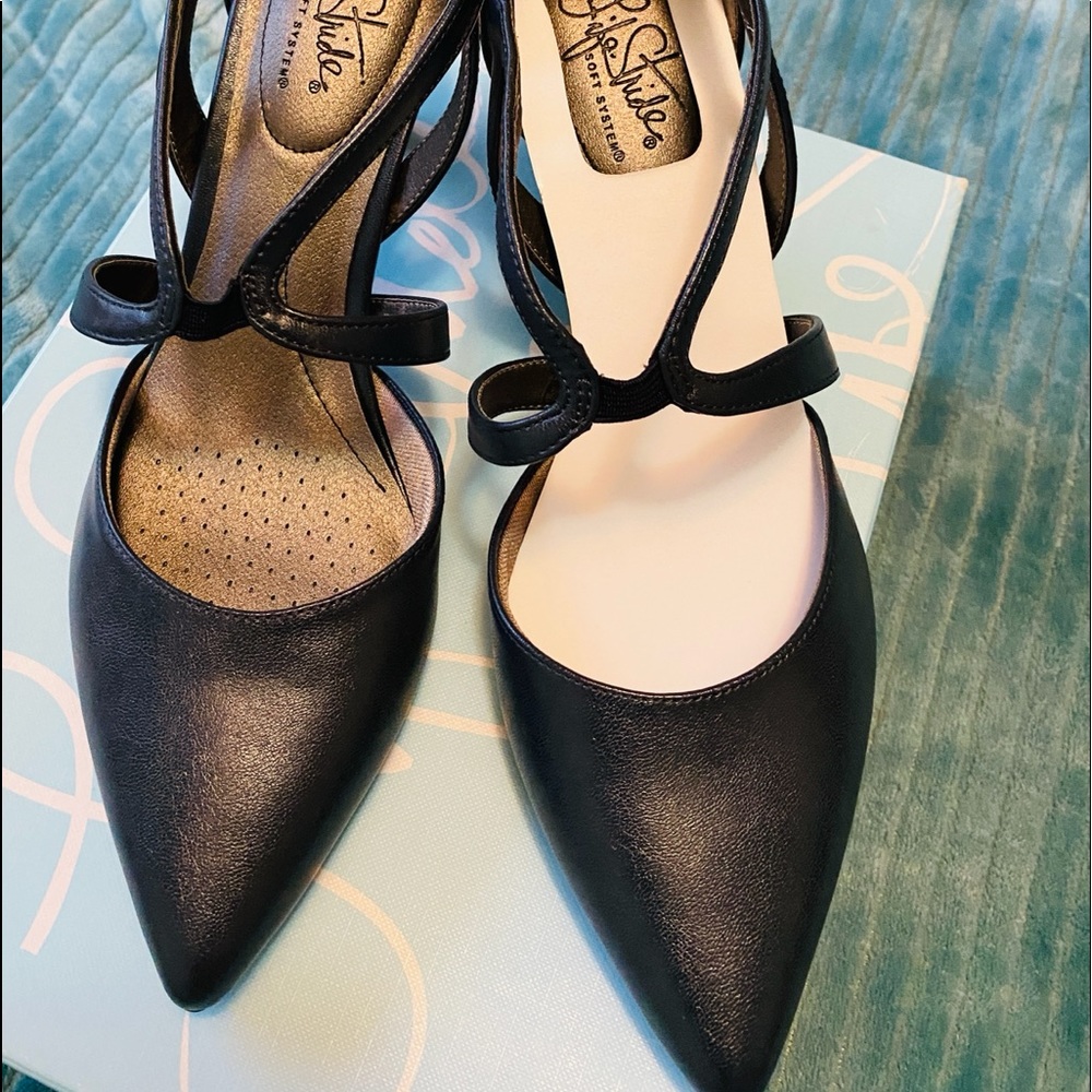 9.5W Navy Blue Soft Stride pumps